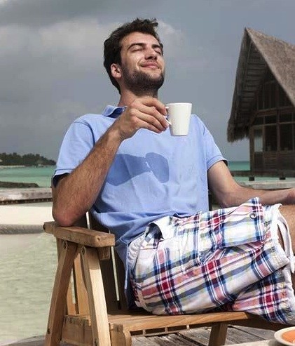 man_drinking_coffee_on_deck_at_beach_33agc0215rf