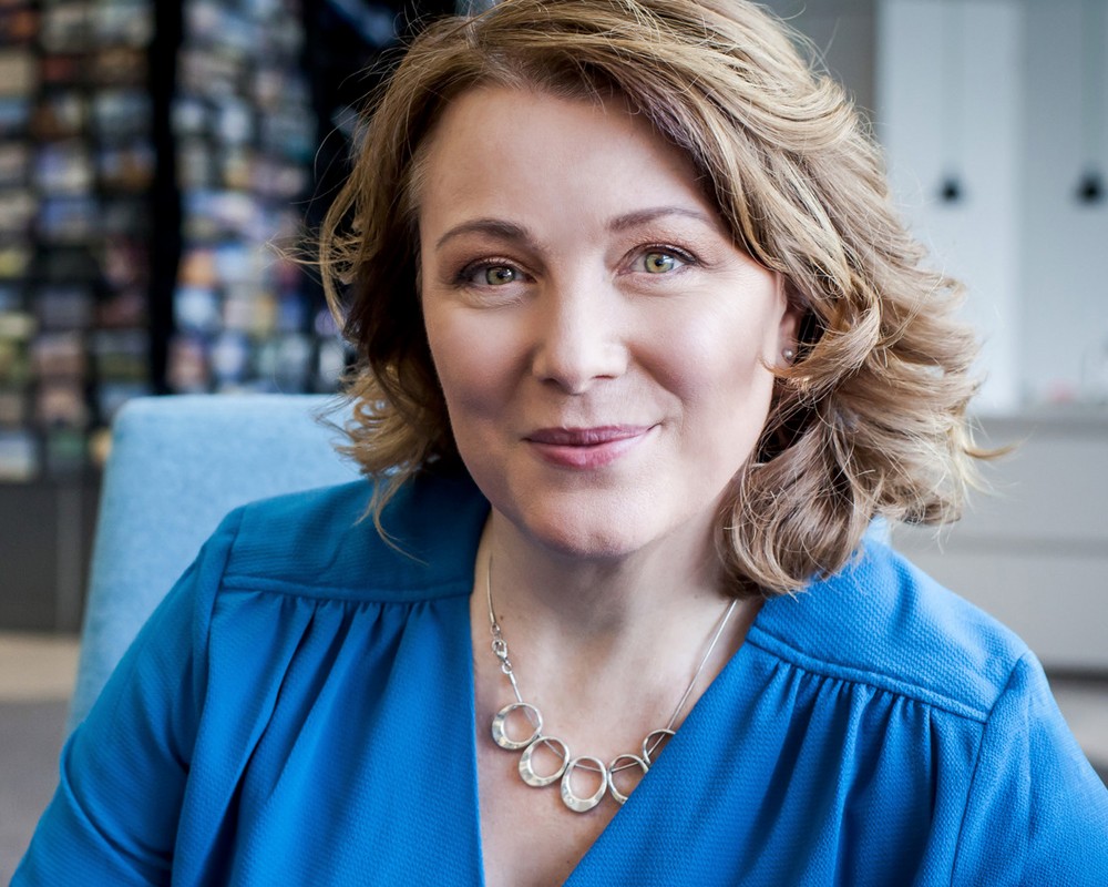 Julie Holmes